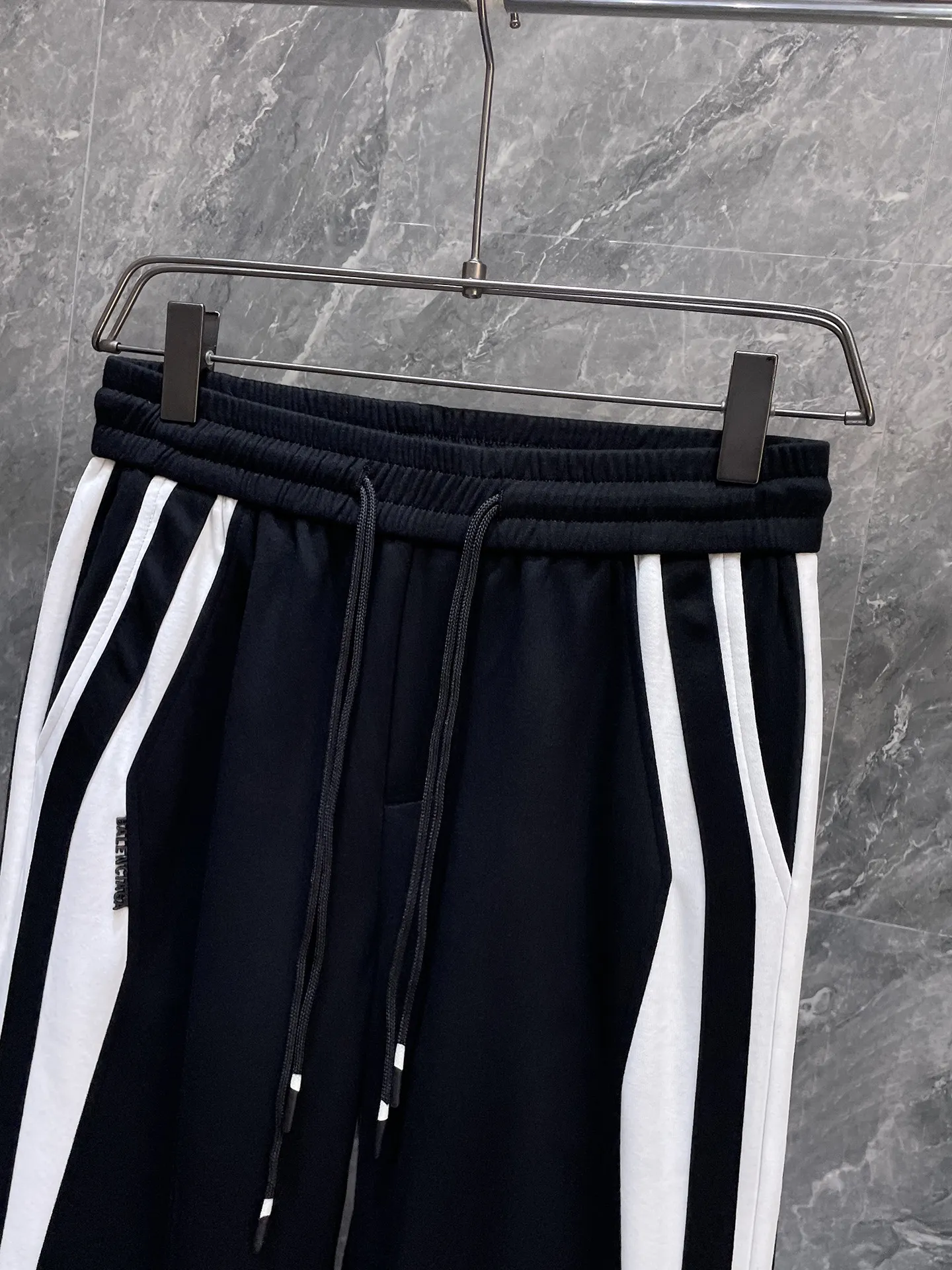 Balenciaga 🆕2026 Autumn and Winter New Arrival Casual Pants! The official website will be released simultaneously. Brand Classic LOGO casual pants, customized fabrics, excellent comfort and strong touch. Highly recognisable, perfect appearance and craftsmanship. Size:M-3XL